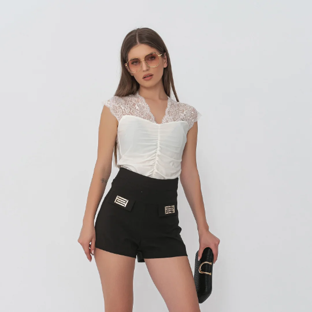 Топ с дантела на раменете