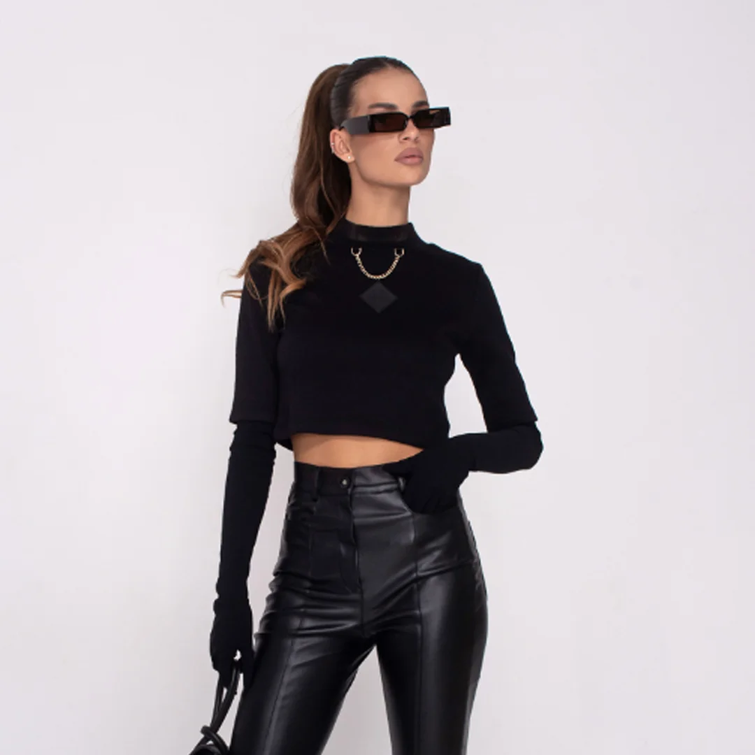 Къса блуза с верижка и гумирано лого - Junona Къса блуза с верижка и гумирано лого