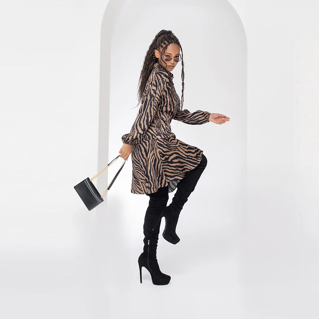 Сатенирана рокля с волани и колан - Junona Сатенирана рокля с волани и колан