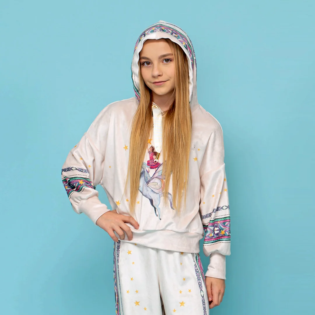 Детски суитшърт от кадифе с качулка и връзки - Junona Детски суитшърт от кадифе с качулка и връзки