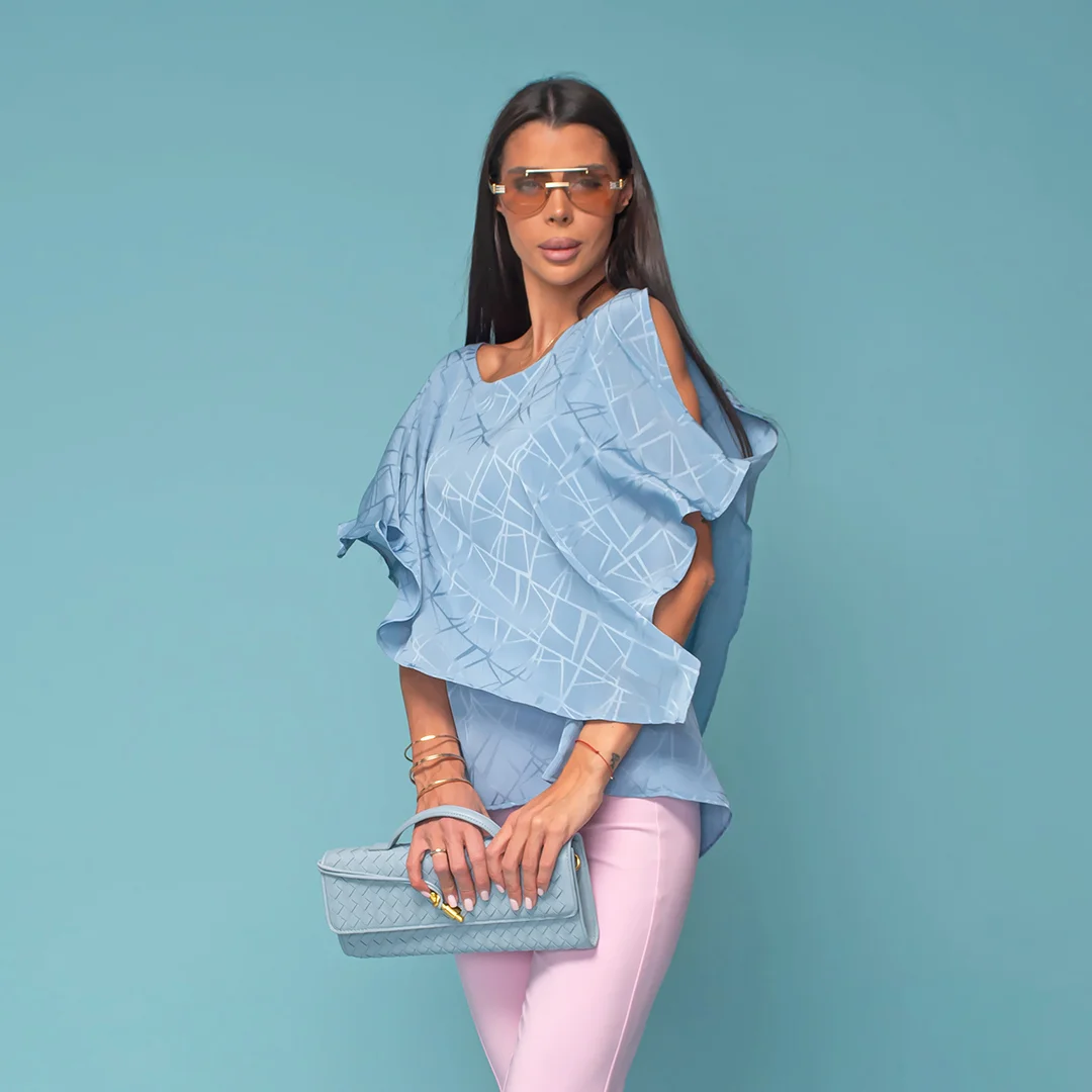 Свободна блуза с отвори на раменете