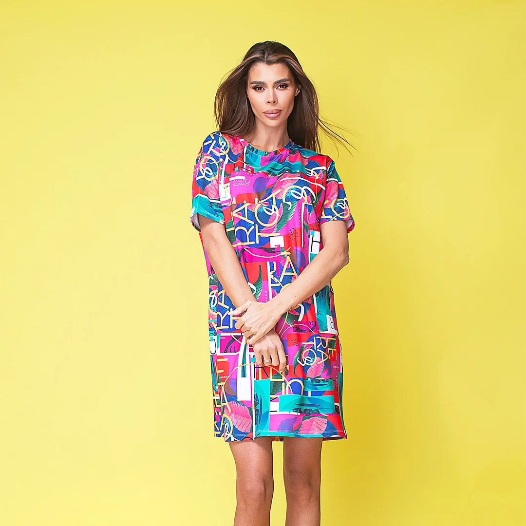 Рокля с контрастен принт