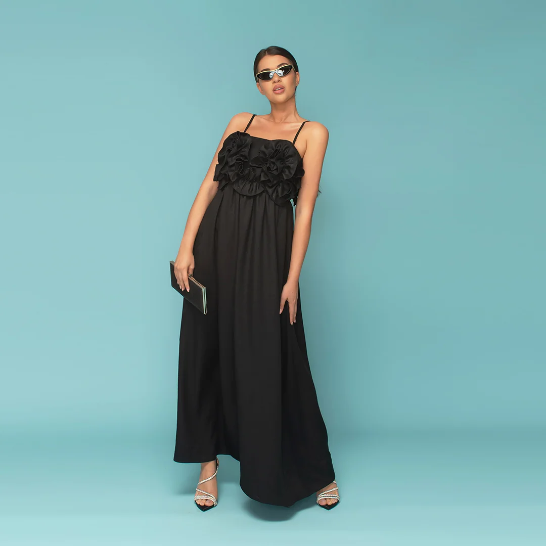 Дълга рокля с къдри и камъни