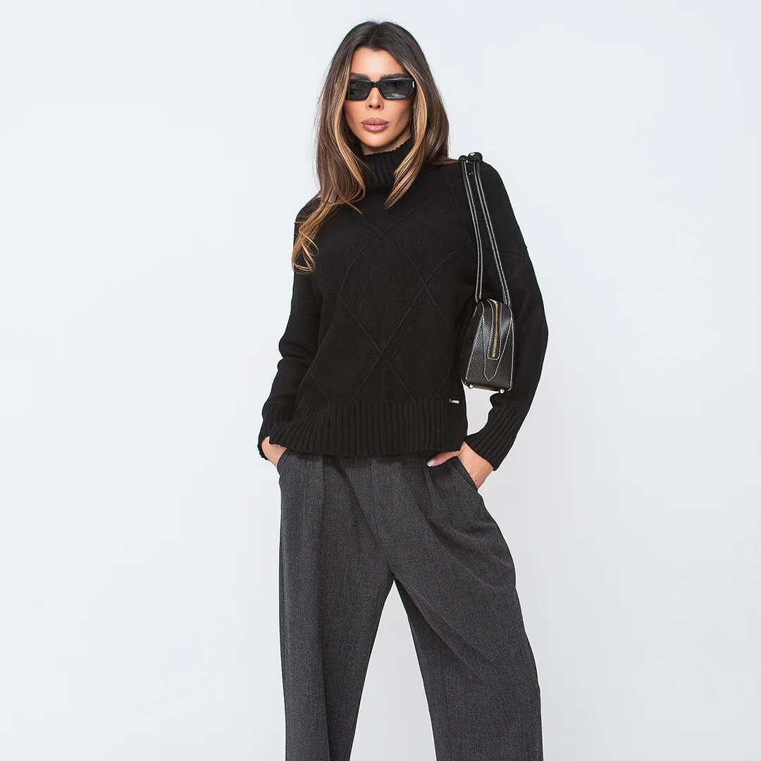 Пуловер с поло яка и релефна плетка