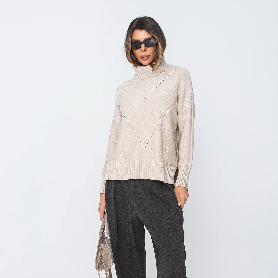 Пуловер с поло яка и релефна плетка