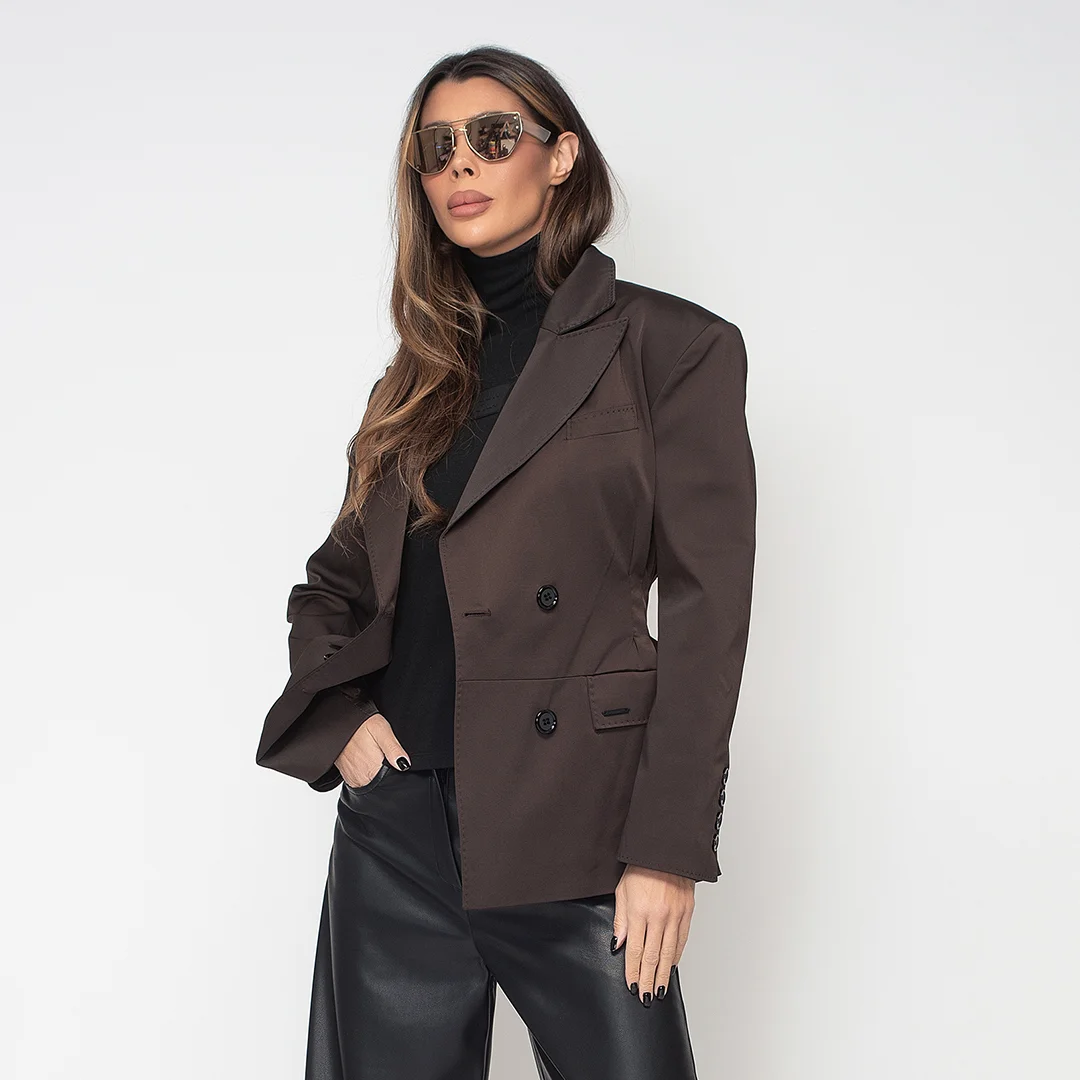 Двуредно сако с плохи