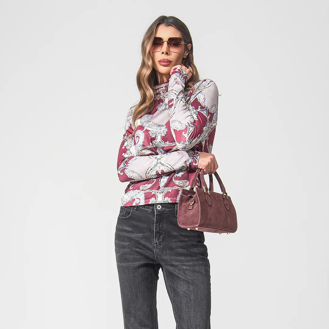 Щампована блуза с висока яка